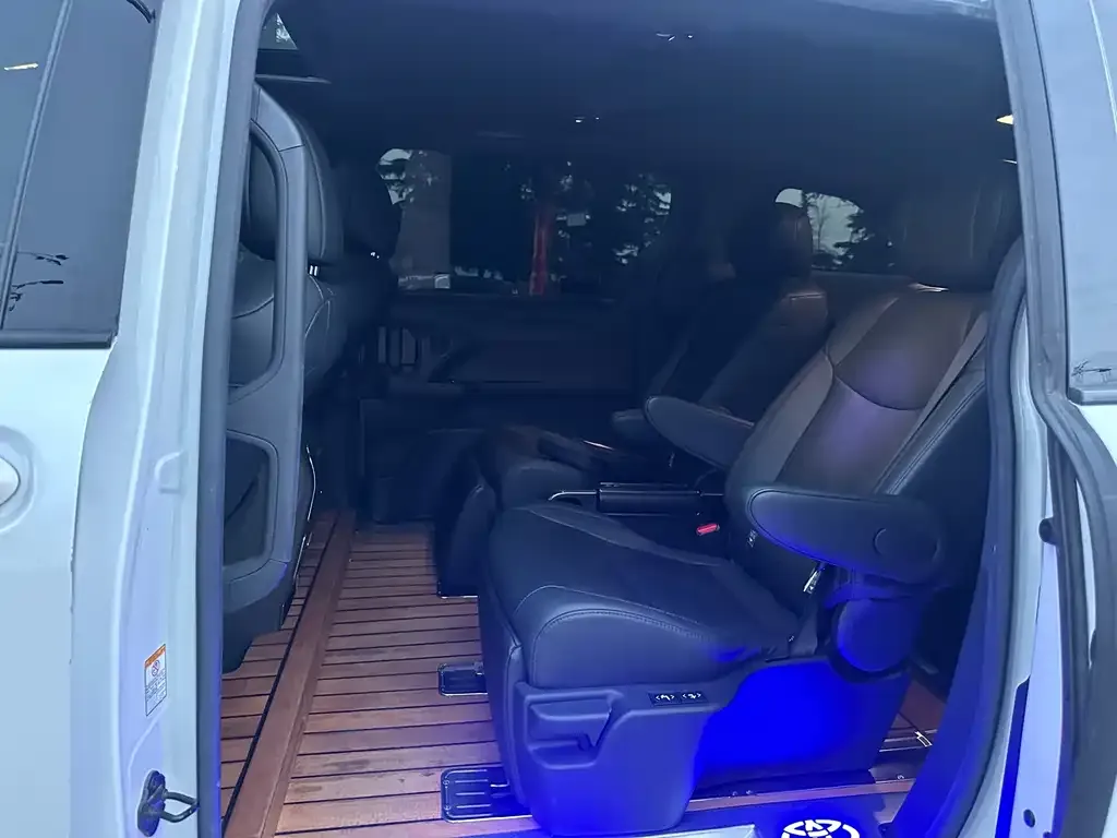 Toyota Sienna — фото 2