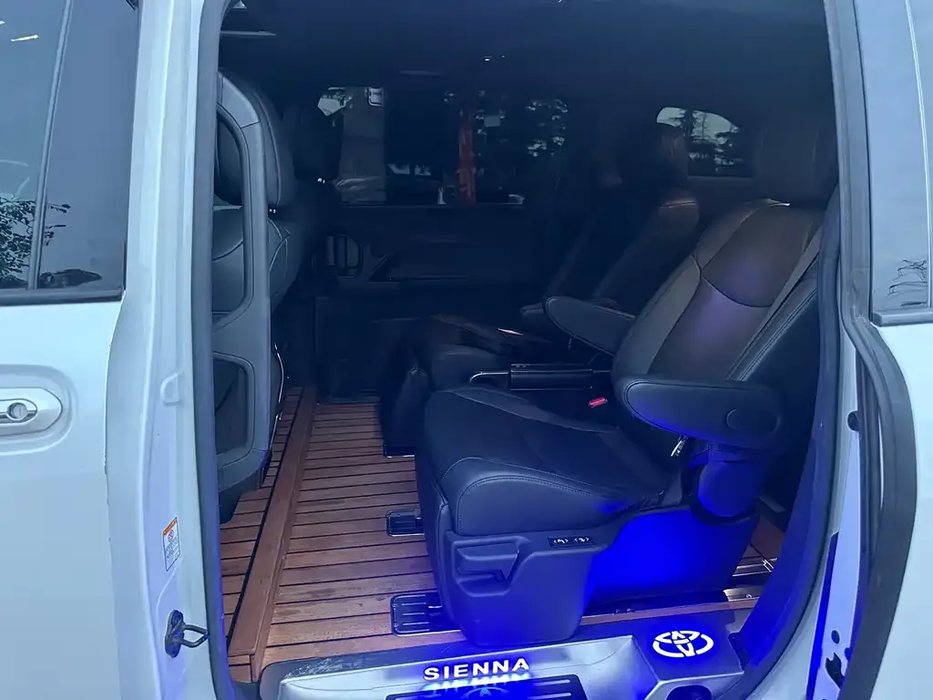 Toyota Sienna — фото 4