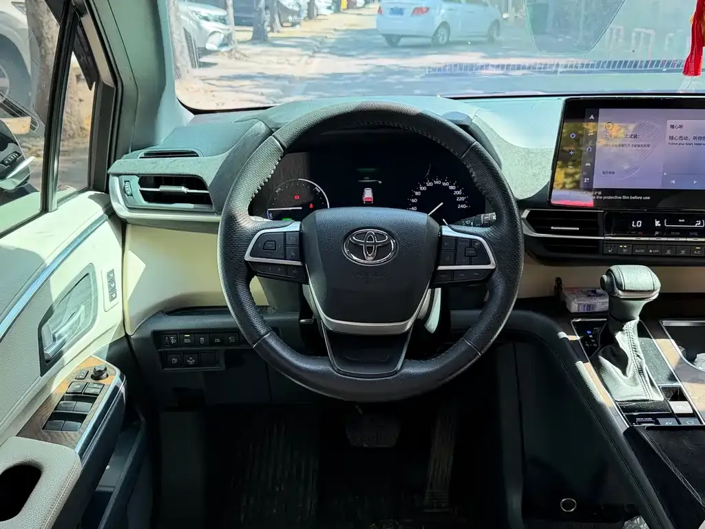 Toyota Granvia — фото 2