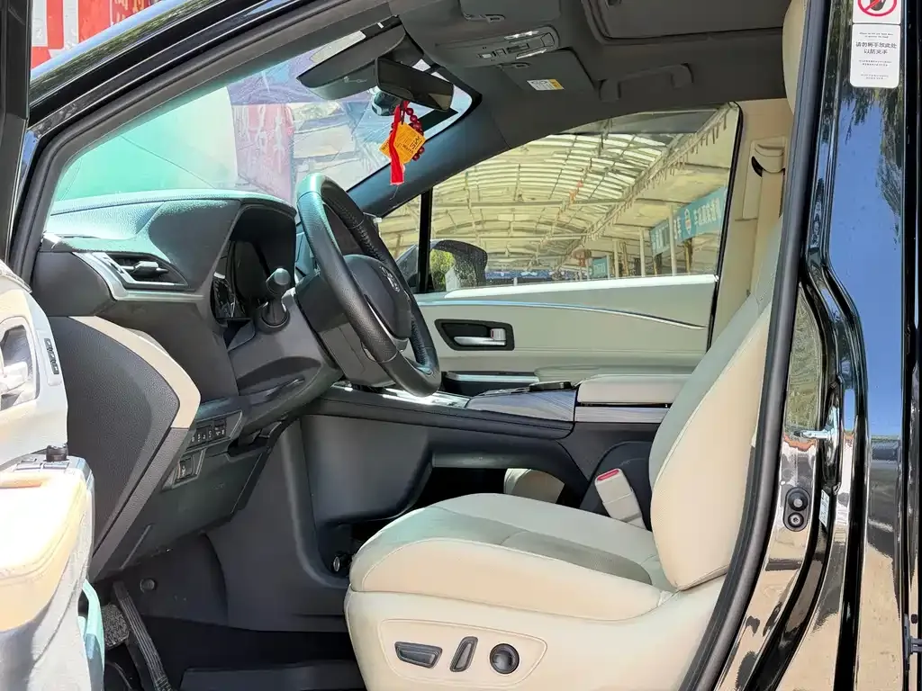 Toyota Granvia — фото 3