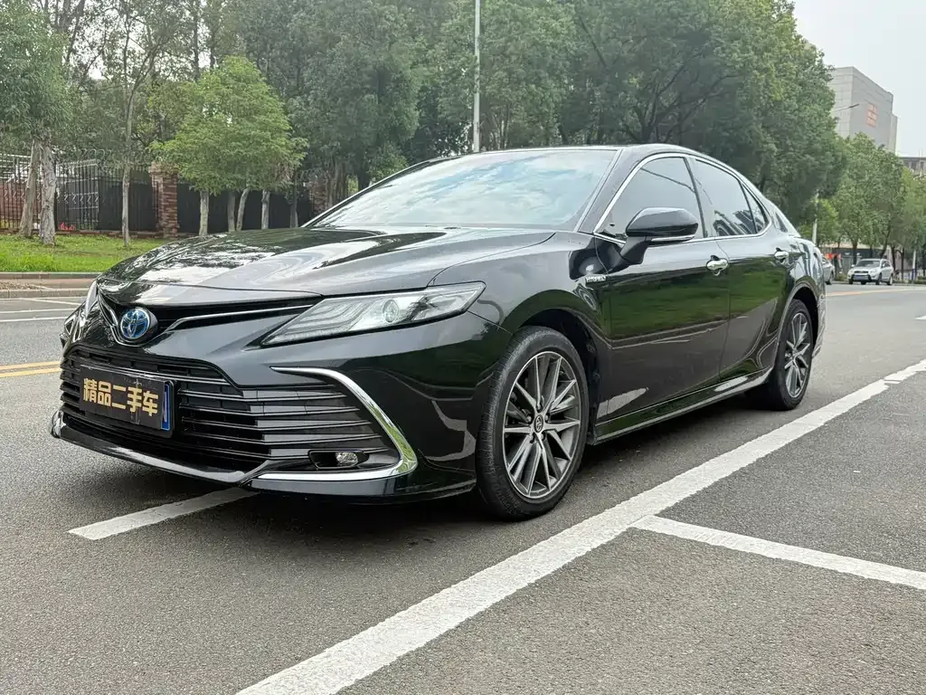 Toyota Camry — фото 1