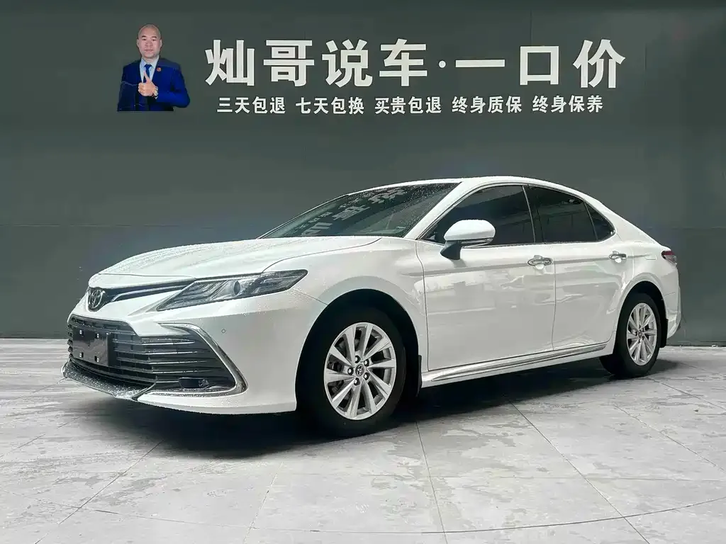 Toyota Camry — фото 1