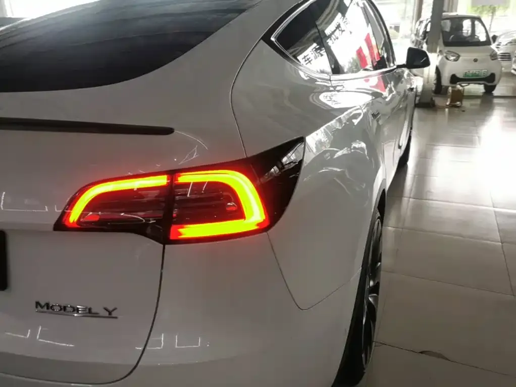 Tesla Model Y — фото 9