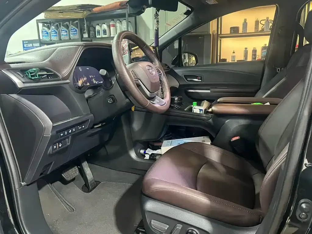 Toyota Granvia — фото 3