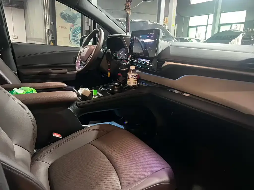 Toyota Granvia — фото 2