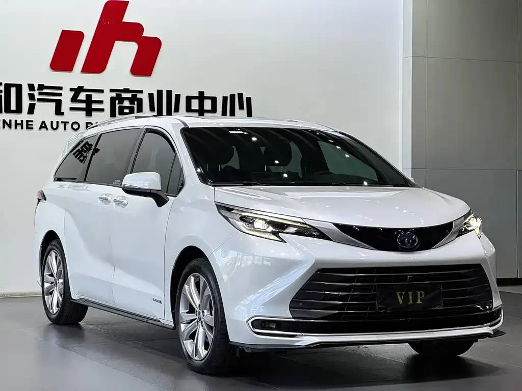 Toyota Sienna — фото 1