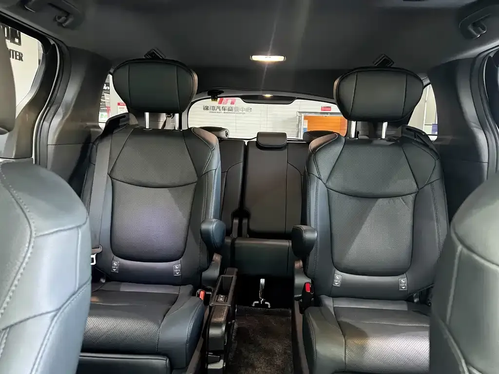 Toyota Sienna — фото 3