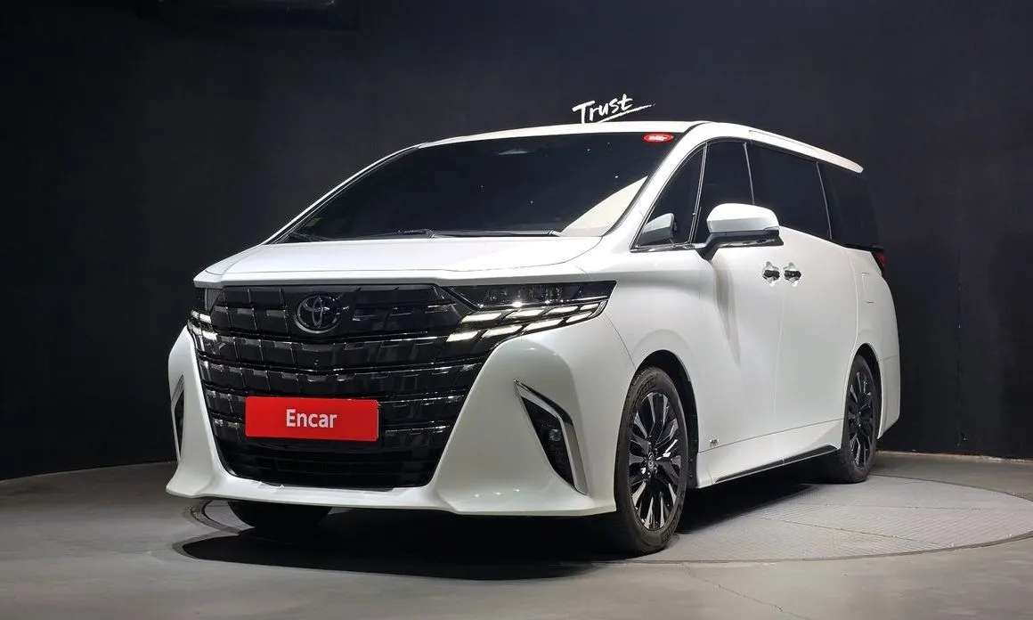 Toyota Alphard — фото 1
