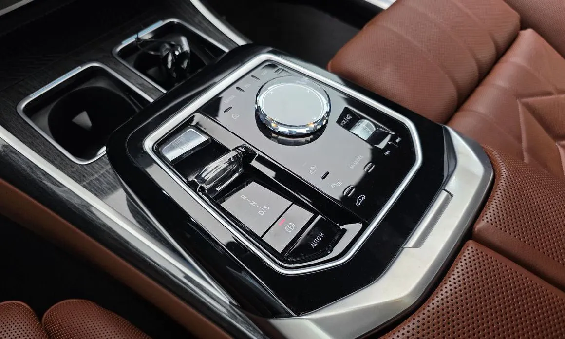 BMW 7-Series — фото 10