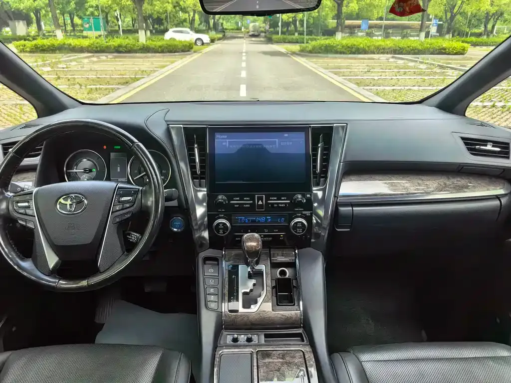 Toyota Alphard — фото 8