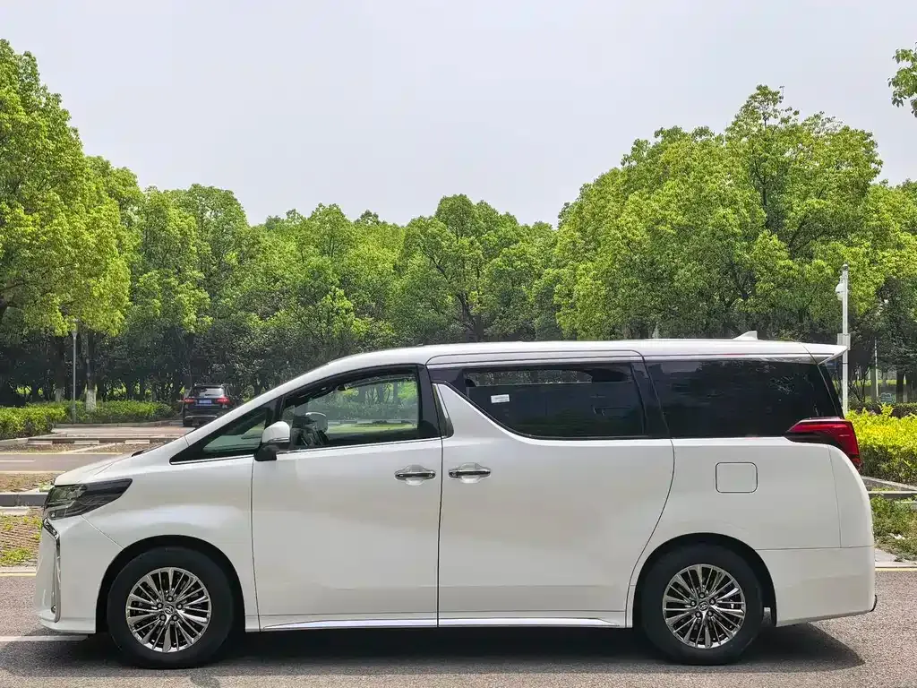 Toyota Alphard — фото 5