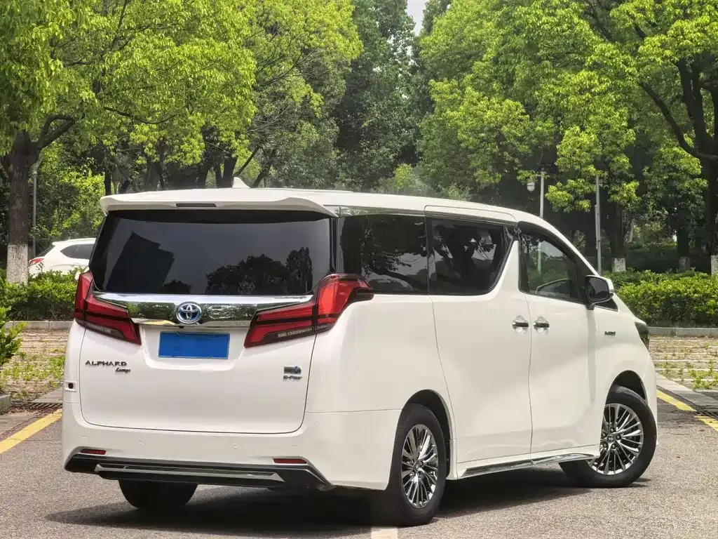 Toyota Alphard — фото 10