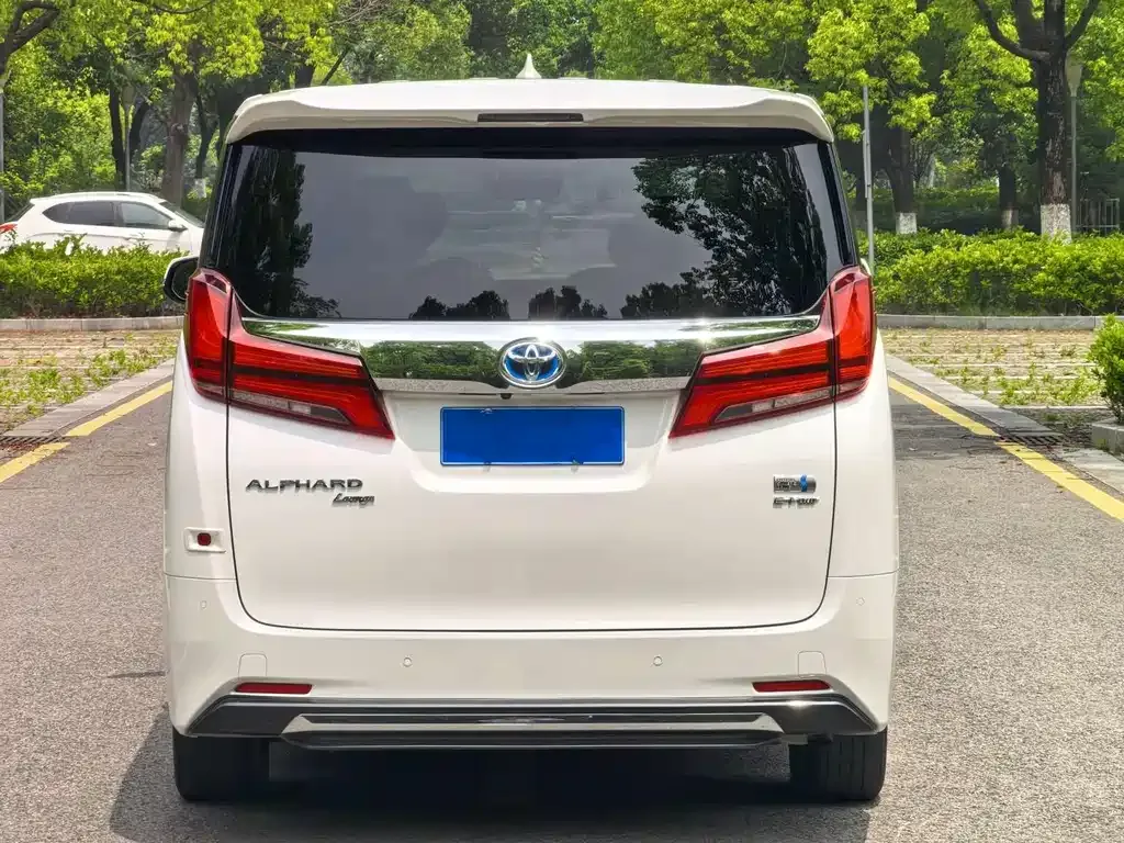 Toyota Alphard — фото 7