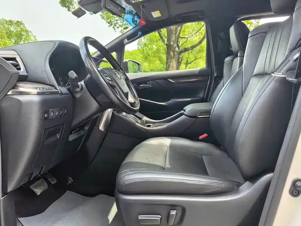 Toyota Alphard — фото 4