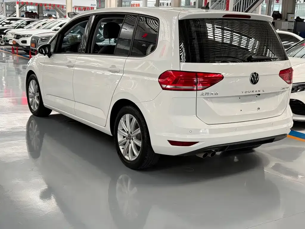 Volkswagen Touran — фото 5