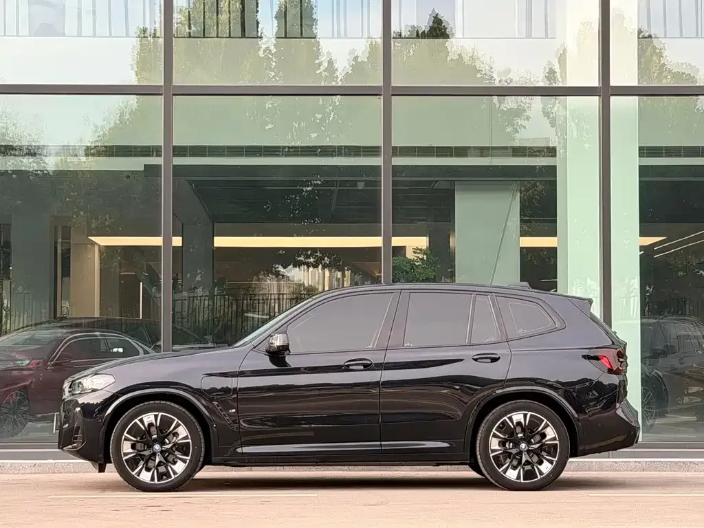 BMW iX3 — фото 10