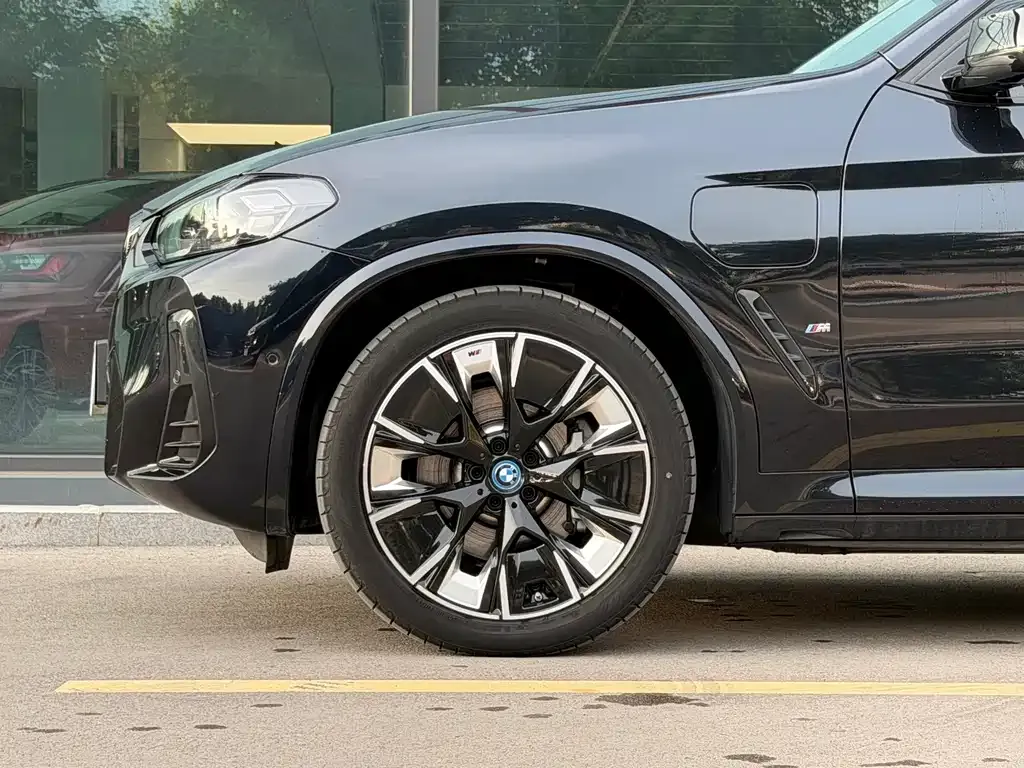 BMW iX3 — фото 4