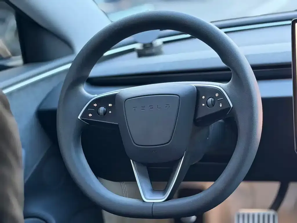 Tesla Model 3 — фото 2