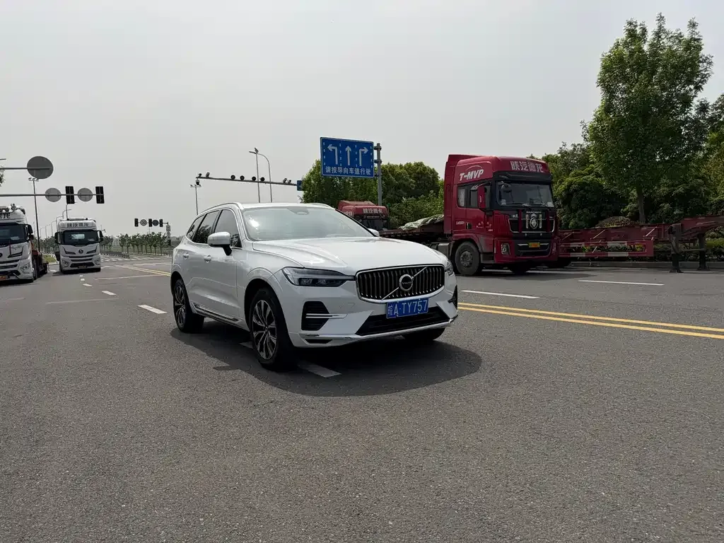 Volvo XC60 — фото 1