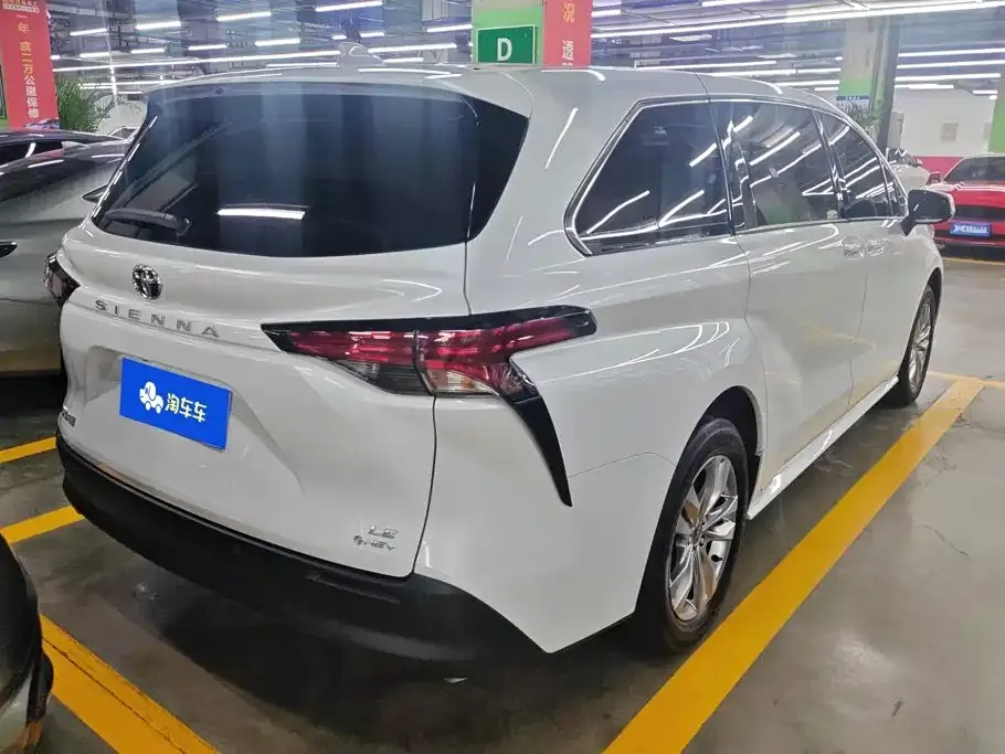 Toyota Sienna — фото 2