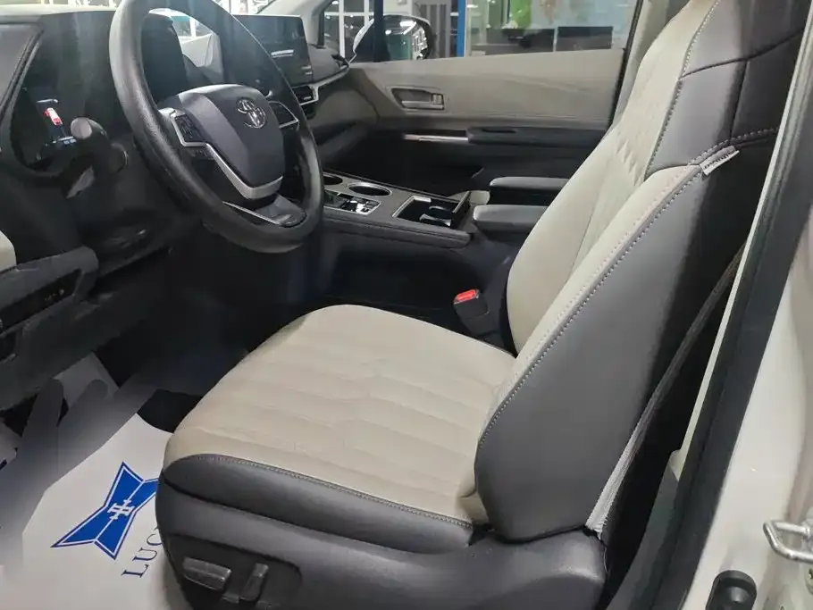 Toyota Sienna — фото 10