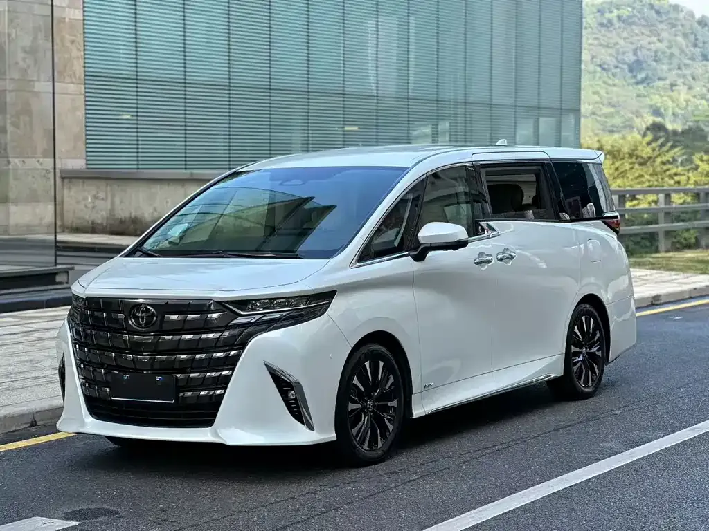 Toyota Alphard — фото 1