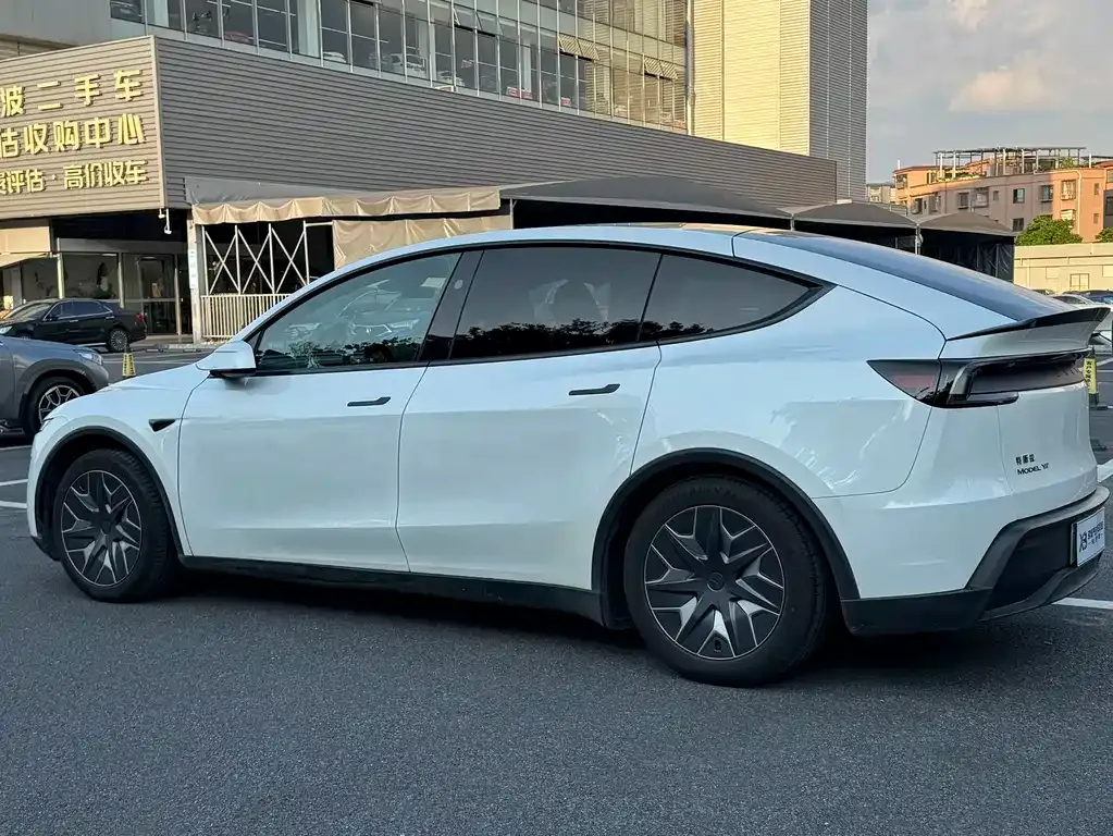 Tesla Model Y L — фото 3
