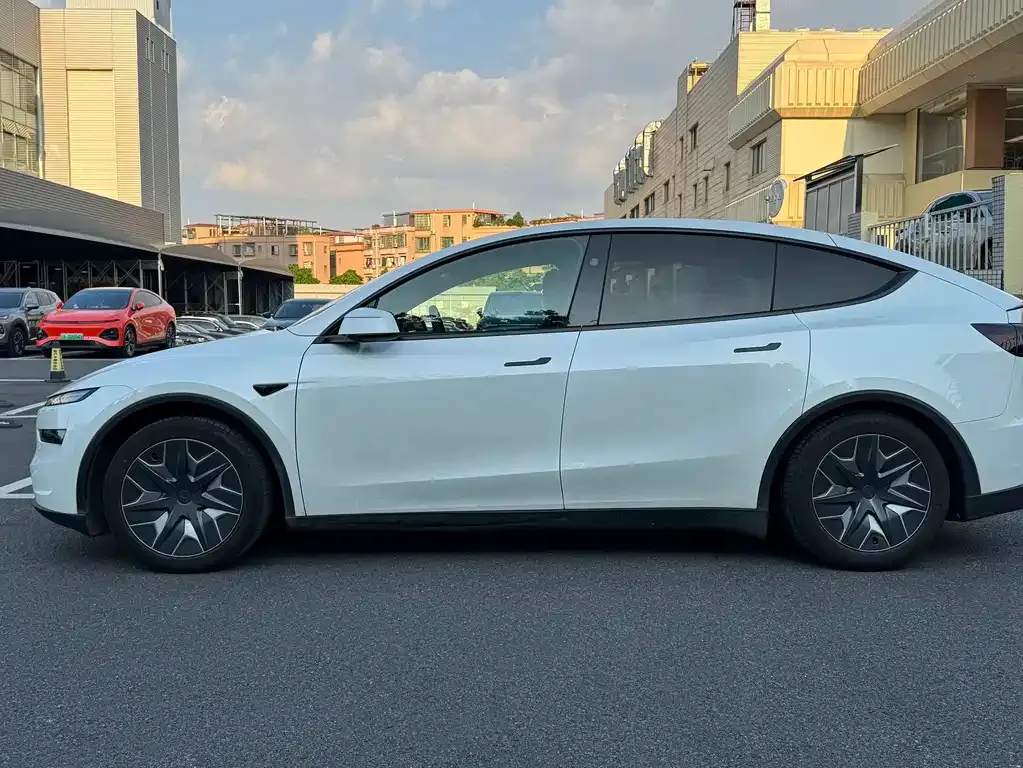 Tesla Model Y L — фото 4