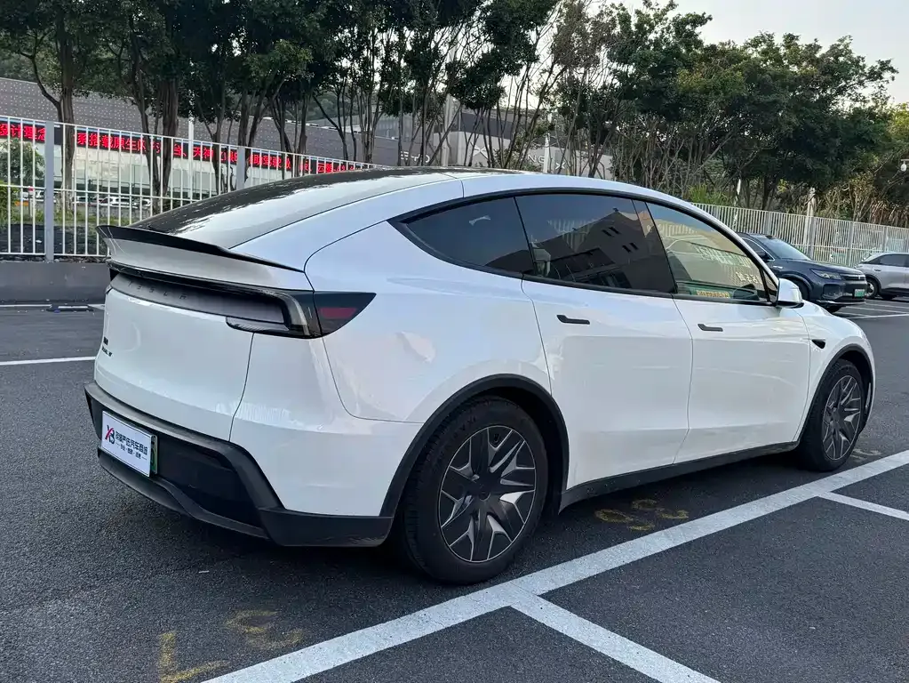 Tesla Model Y L — фото 7