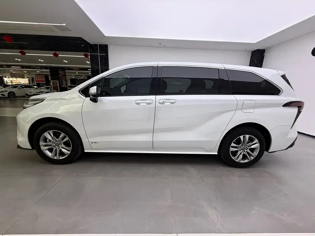 Toyota Sienna — фото 3