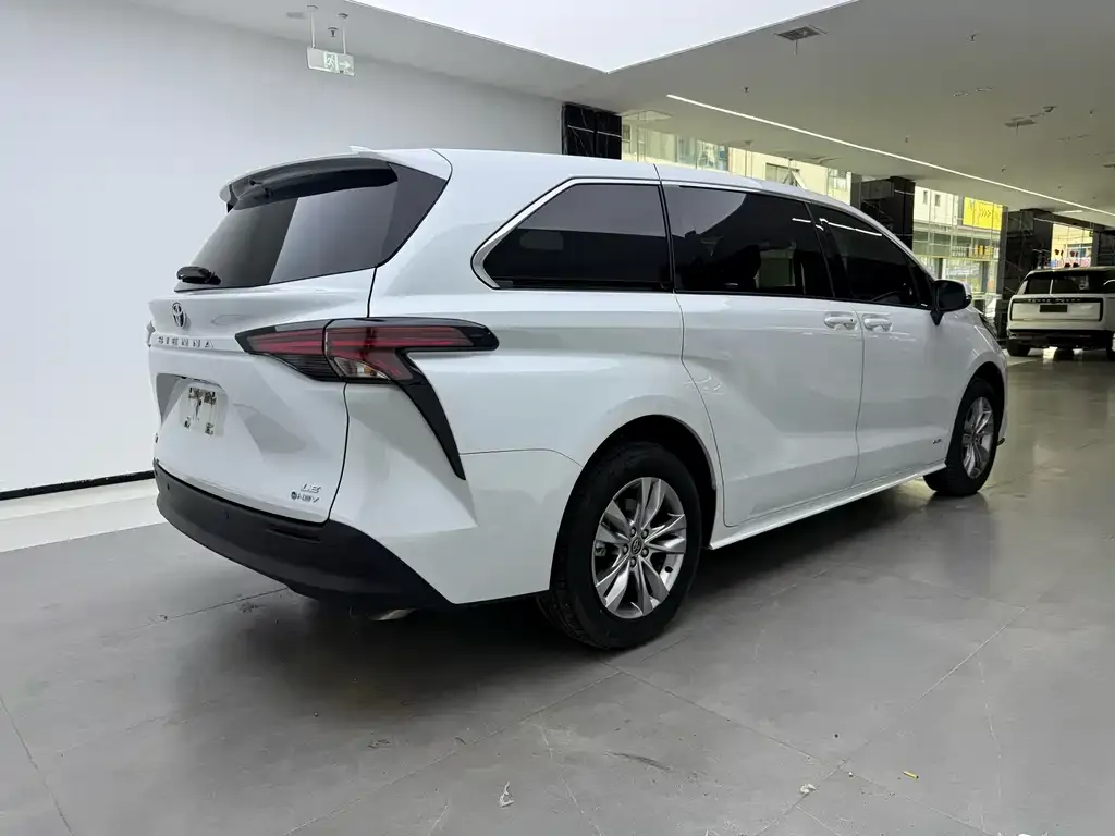 Toyota Sienna — фото 7