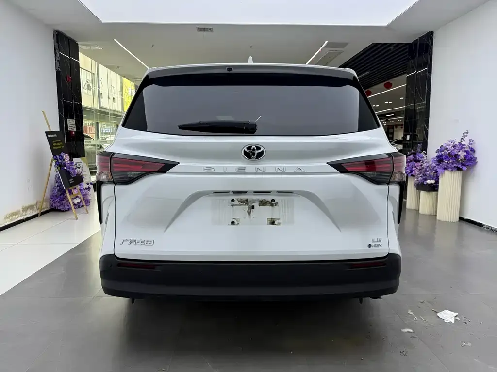 Toyota Sienna — фото 4