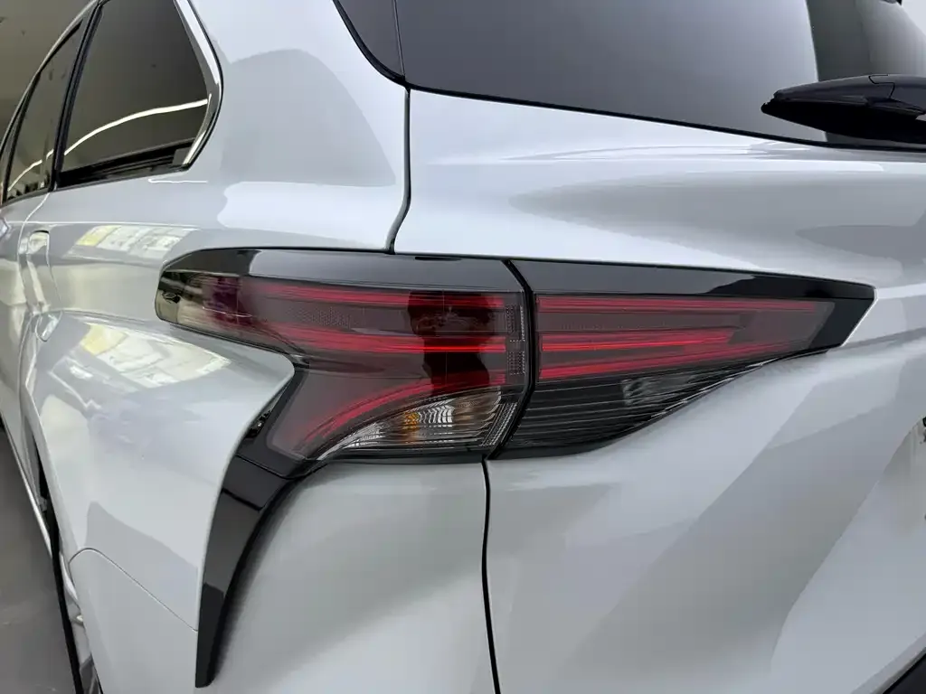 Toyota Sienna — фото 2