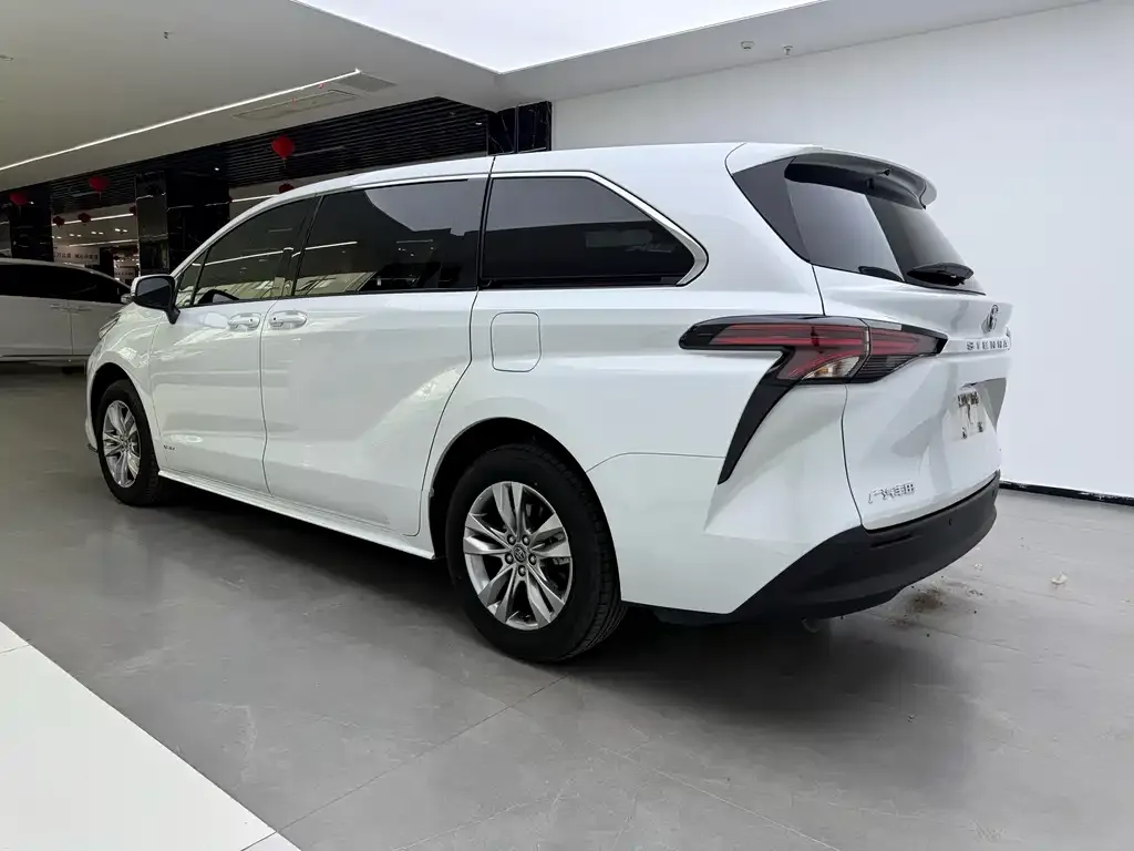 Toyota Sienna — фото 8