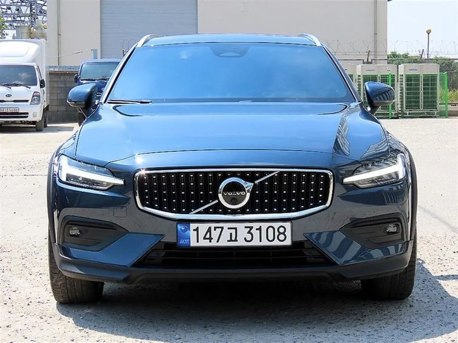 Volvo V60 B5 Ultimate AWD 1