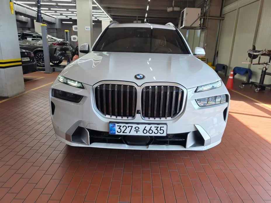 BMW X7 xDrive 40i Design Pure Excellence 6-Seater 1