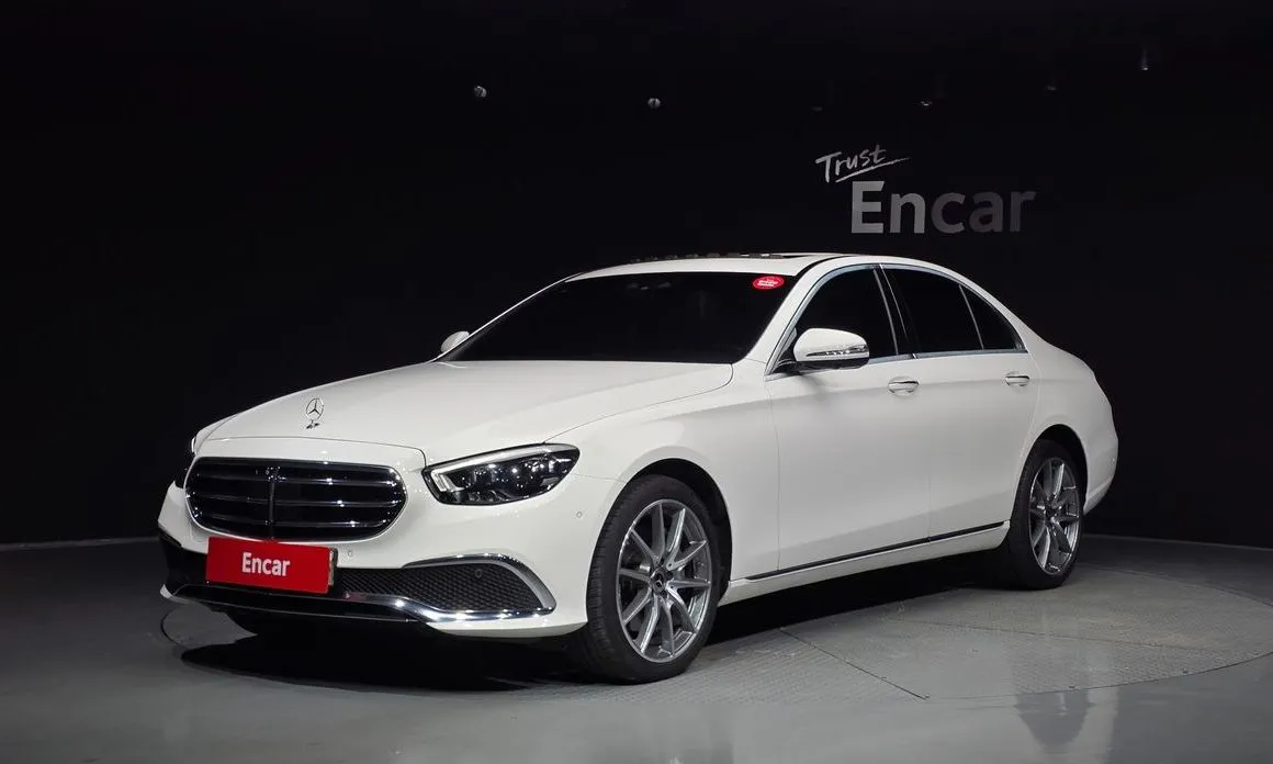 Mercedes-Benz E-Class E300e 4MATIC Exclusive 1