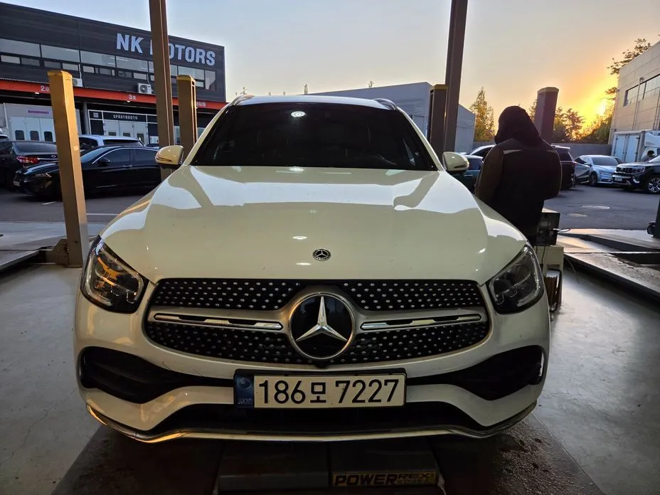 Mercedes-Benz GLC-Class GLC300e 4MATIC 1