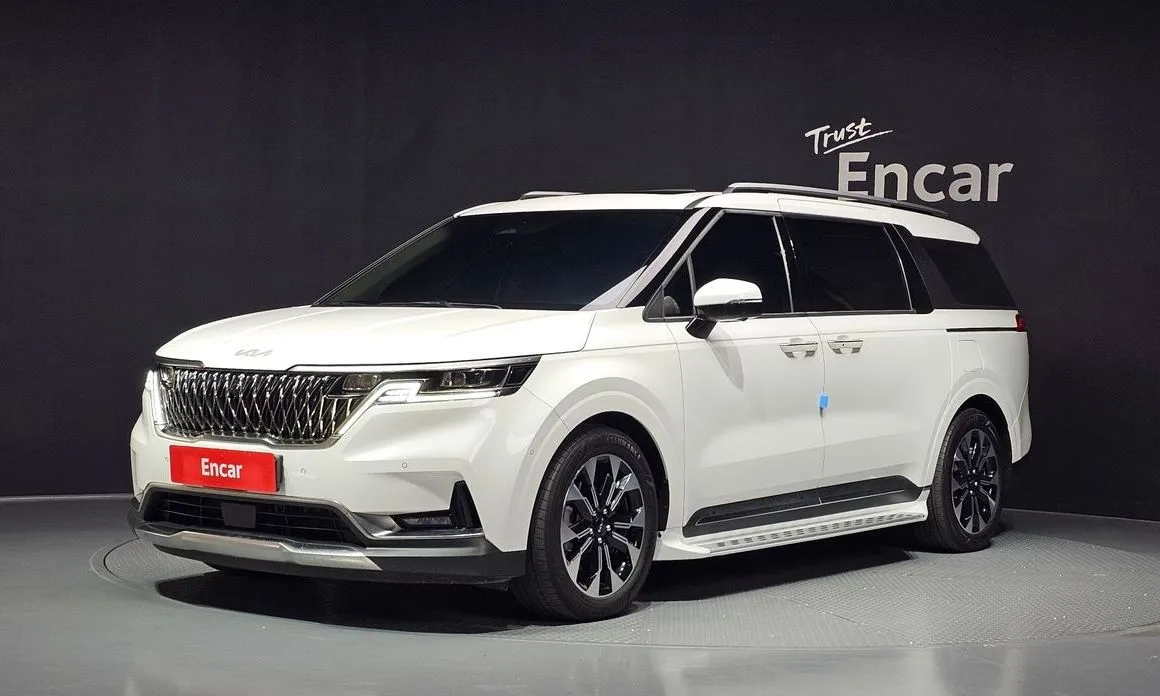Kia Carnival Gasoline 7-Seater Outdoor 1