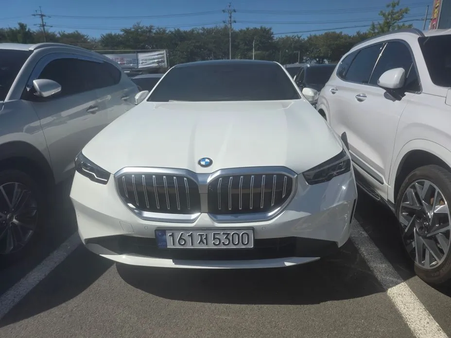 BMW 5-Series 520i 1