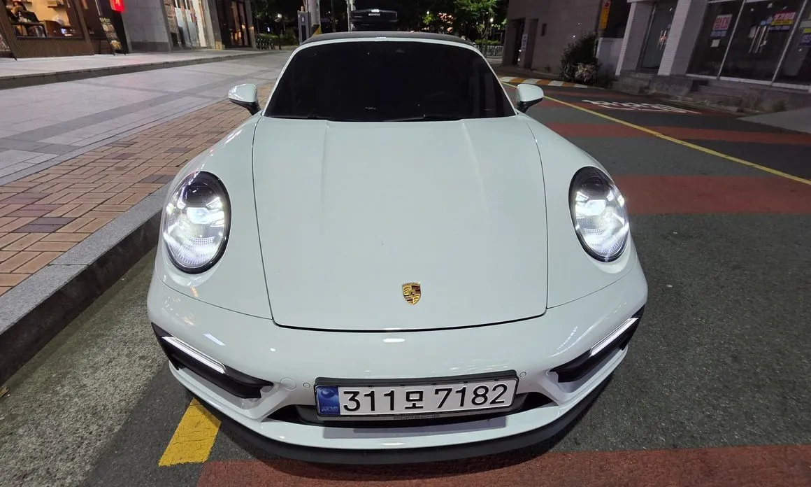 Porsche 911 Carrera 4 GTS Cabriolet 1