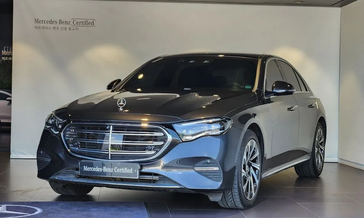 Mercedes-Benz E-Class E300 4MATIC Exclusive 1