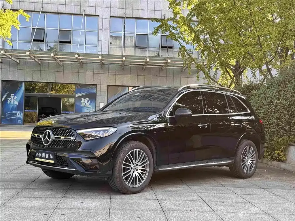 Mercedes-Benz GLC 300 L 4MATIC 5-Seat 1