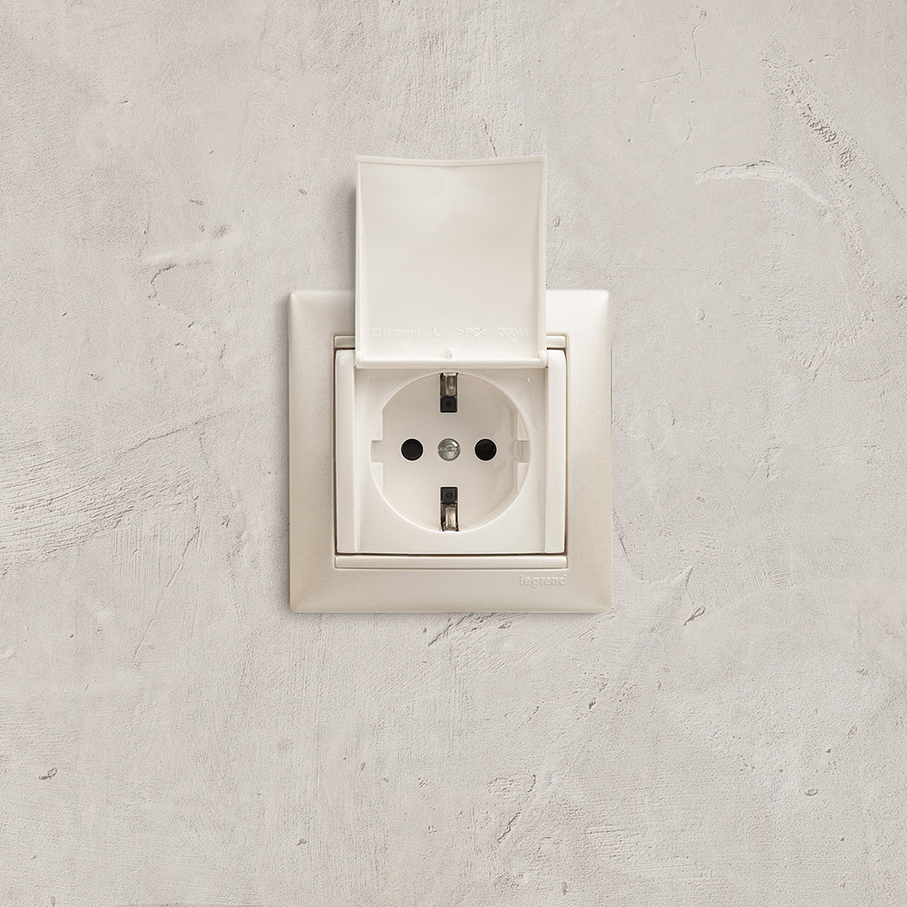 Legrand Valena socket, recessed, white, with cover (694270)
