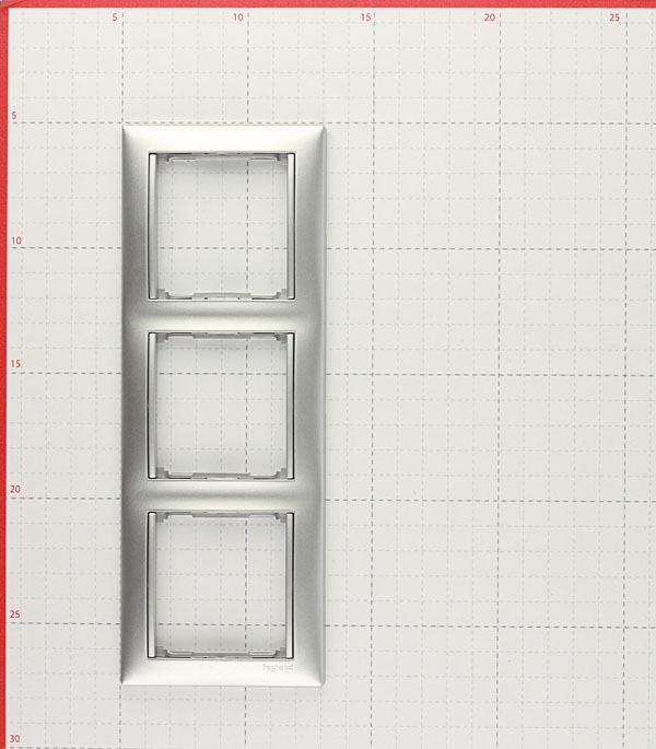 Рамка Legrand Valena трехместная алюминий (694332)