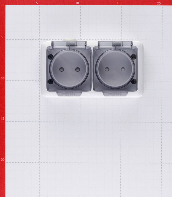 Розетка Hegel Alfa накладная белая со шторками с крышкой (РА16-242)