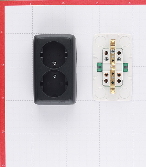 Розетка Hegel Alfa накладная черная с изолирующей пластиной (РА16-153-08)