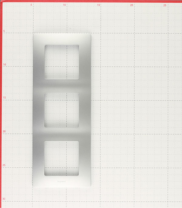 Рамка Legrand Etika трехместная алюминий (672553)