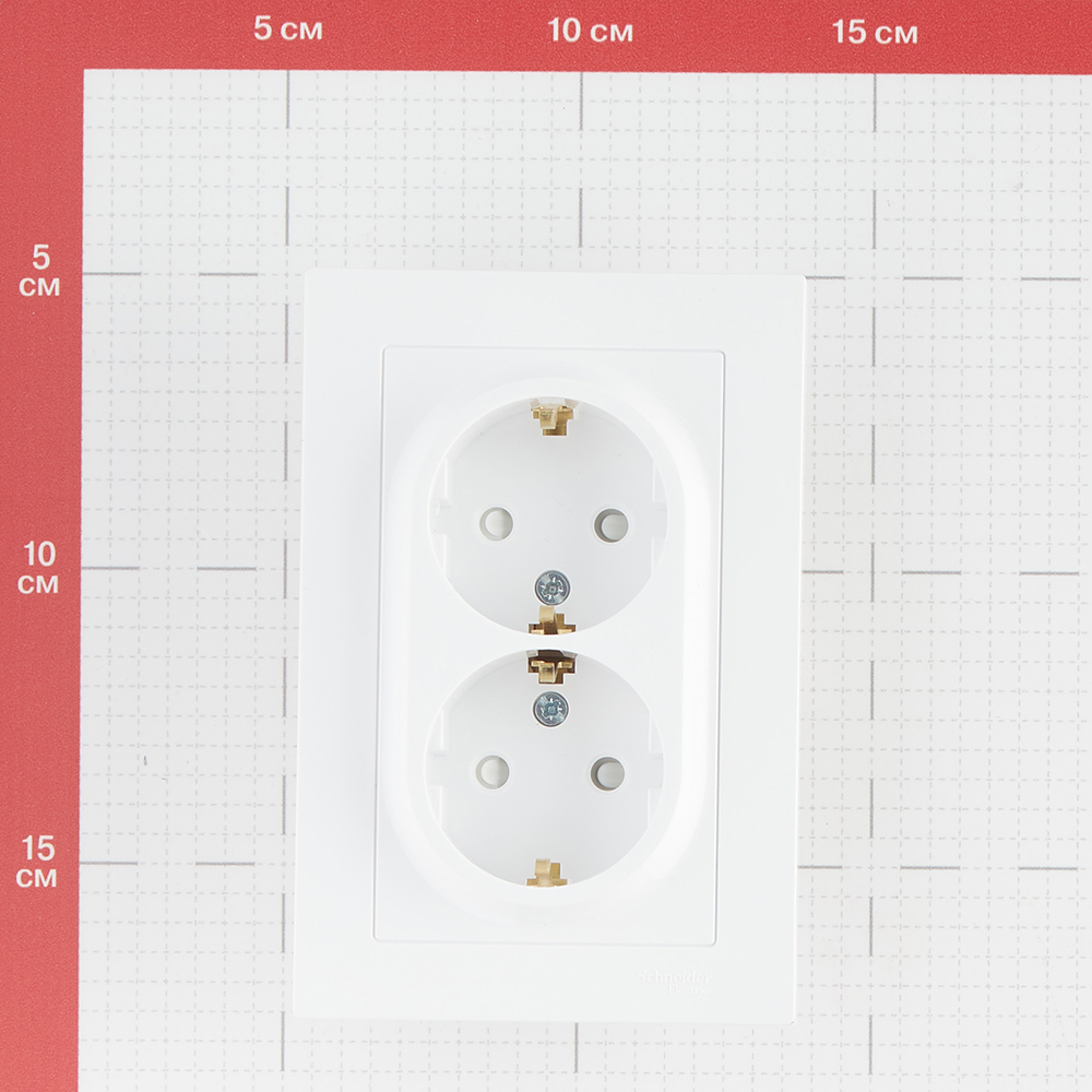 Розетка Systeme Electric AtlasDesign встраиваемая белая со шторками (ATN000126)