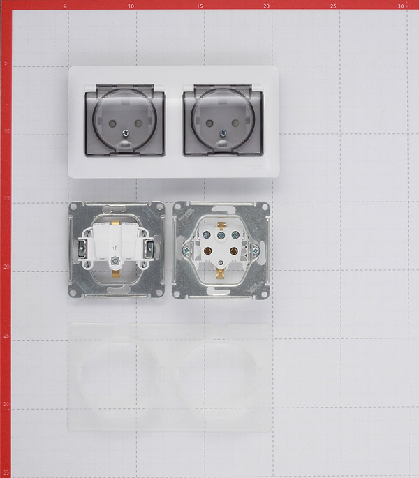 Розетка Systeme Electric Glossa встраиваемая белая со шторками с крышкой (GSL000147)